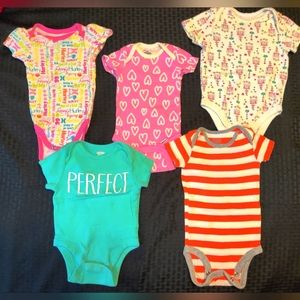 5 baby onesies, like new, size 0-3m